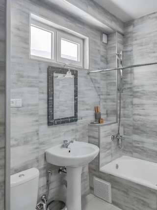 Отель WESTAY Hotel Тбилиси Улучшенный номер с кроватью размера «queen-size»-2